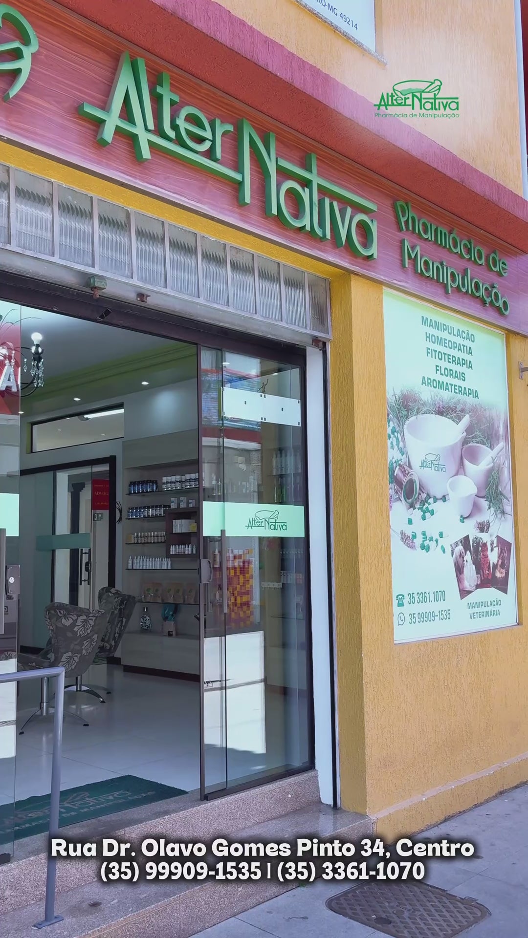 Farmacêutica manipulando uma fórmula na bancada da Farmácia AlterNativa